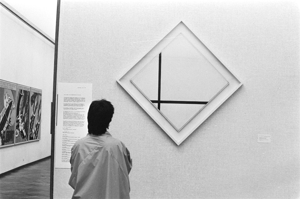 Compositie van 2 lijnen van Piet Mondriaan dat met verkoop bedreigd wordt, in St, Bestanddeelnr 933-9715