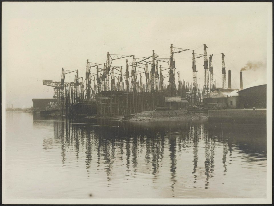 Corner of a shipyard from the river, Bestanddeelnr 158-2636