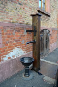 Diedenbergen, Weilbacher Straße 1, Brunnen hinter dem Haus