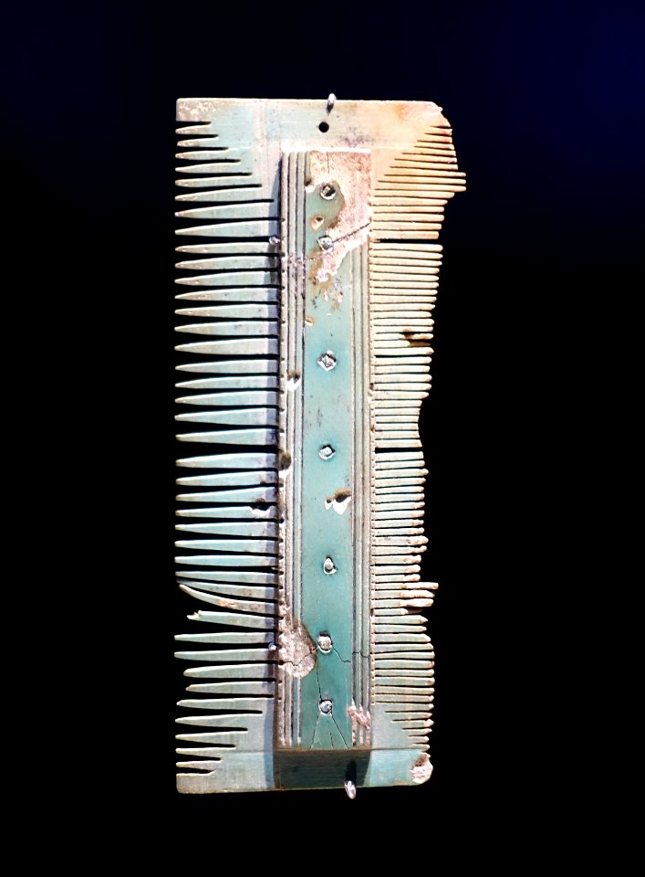 Comb from a woman's grave, Kirchheim am Neckar, Kreis Ludwigsburg, c. 480, bone - Landesmuseum Württemberg - Stuttgart, Germany - DSC02911