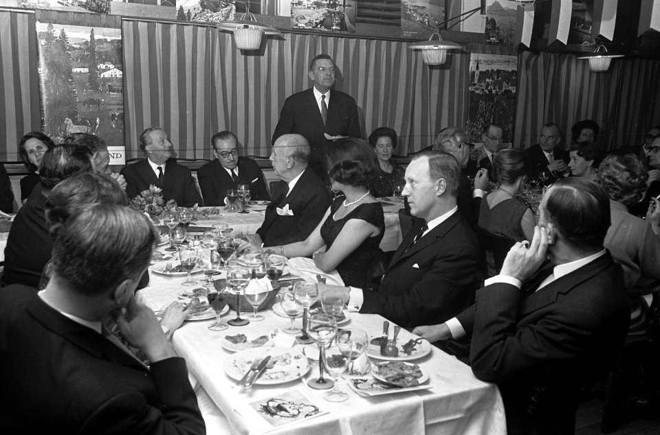 Diner in Chalet Suisse , opdracht Zwitsers Verkeersburea, Bestanddeelnr 918-9807