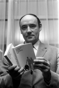 Desmond Morris (Amerikaan) met zijn boek De Naakte Aap in Amsterdam, Bestanddeelnr 922-9399