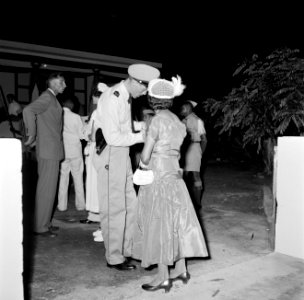 Controle bij de ontvangst in de Pasanggrahan in Philipsburg op Sint Maarten, Bestanddeelnr 252-4016