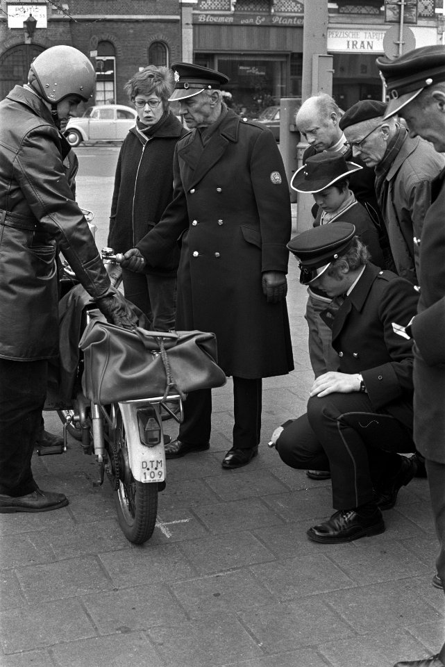 Controle bromfiets-uitlaat door politie, Bestanddeelnr 926-3546