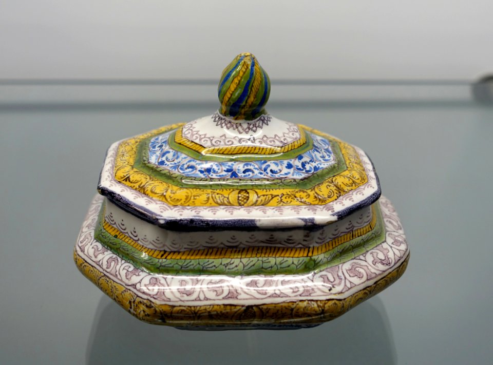 Container with leaf and blossom decoration, Nuremberg, c. 1735, earthenware - Stadtmuseum Fembohaus - Nuremberg, Germany - DSC02286
