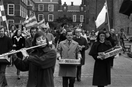 Comitee Redt het ongeboren kind biedt handtekeningen aan Vondeling aan demons, Bestanddeelnr 928-4948