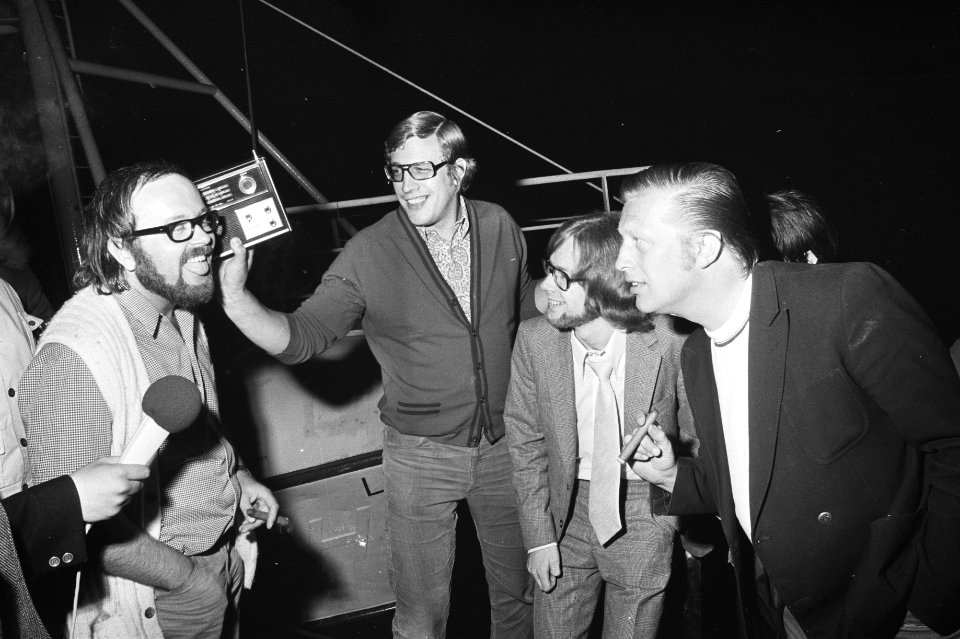 Diskjockeys van Radio Noordzee in de haven van Scheveningen, v.l.n.r. Joost den , Bestanddeelnr 924-5583
