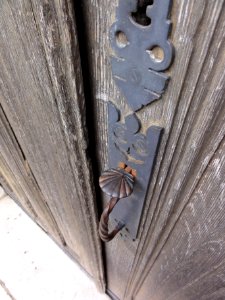 Dissay (Vienne) symbole jaquaire sur la porte de l'église
