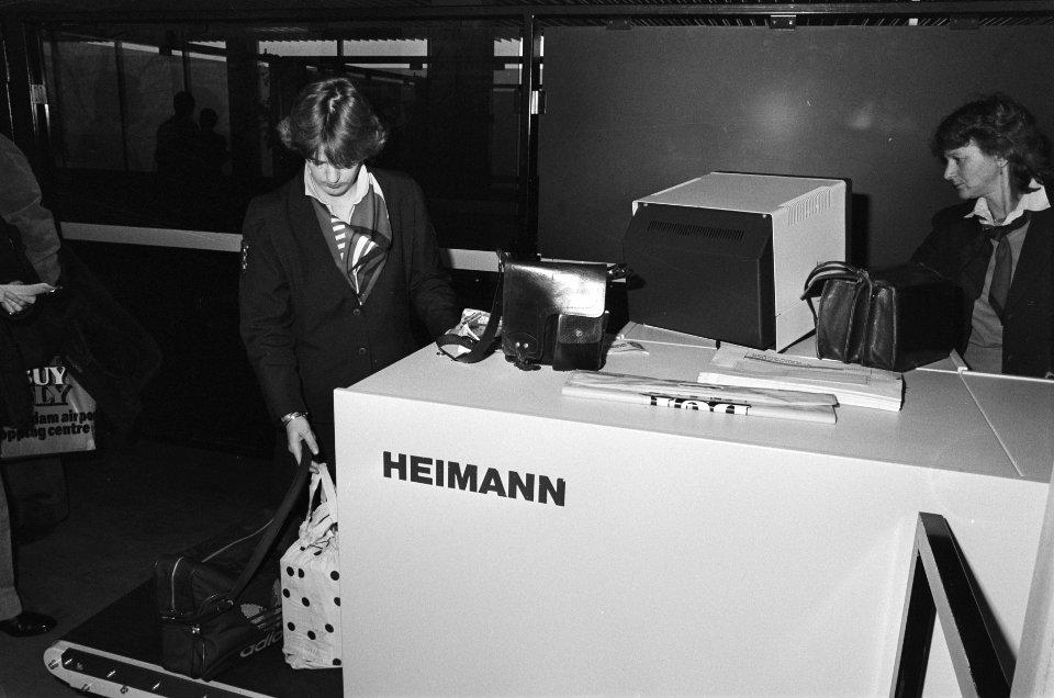Controle van koffer met een röntgen scanner, Bestanddeelnr 933-5284