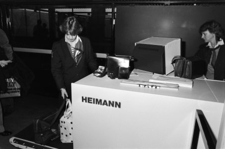 Controle van koffer met een röntgen scanner, Bestanddeelnr 933-5284