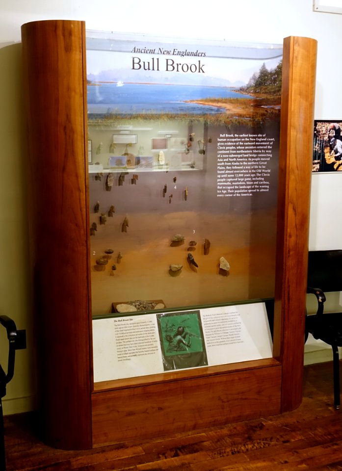 Display of Bull Brook site artifacts, Clovis people, c. 11,000 years before present - Robbins Museum - Middleborough, Massachusetts - DSC03888