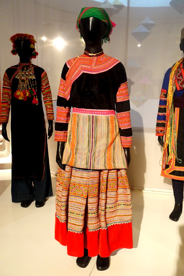 Costume, Hmong Hoa, Lao Cai, 2008, view 1, industrial cotton, hemp, velvet, wool, batik patterns - Vietnamese Women's Museum - Hanoi, Vietnam - DSC03798