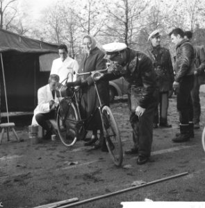 Controle op fietsen door politie op hete Museumplein, Bestanddeelnr 911-7468