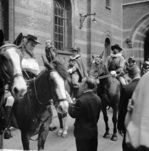 Coolsingel van Rotterdam, een delegatie uit Berkel-Rodenr te paard om de gemeent, Bestanddeelnr 915-2381