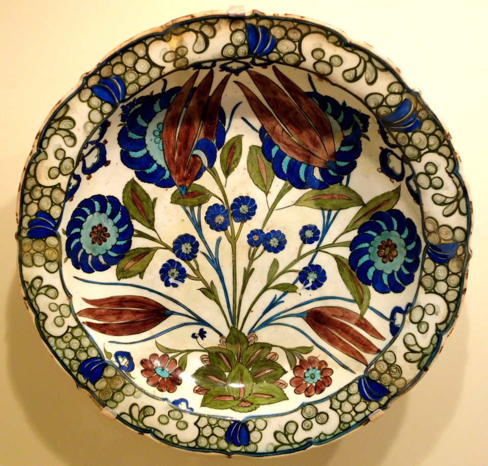 Dish with tulips and peonies, Iznik ware, Turkey, Iznik, Ottoman period, c. 1550-1560, earthenware with underglaze polychrome painting - Cincinnati Art Museum - DSC04096