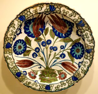 Dish with tulips and peonies, Iznik ware, Turkey, Iznik, Ottoman period, c. 1550-1560, earthenware with underglaze polychrome painting - Cincinnati Art Museum - DSC04096