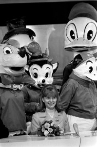 Disneyland-ambassador Cathy Birk arriveert met enige Disneydieren op Schiphol, Bestanddeelnr 923-6737