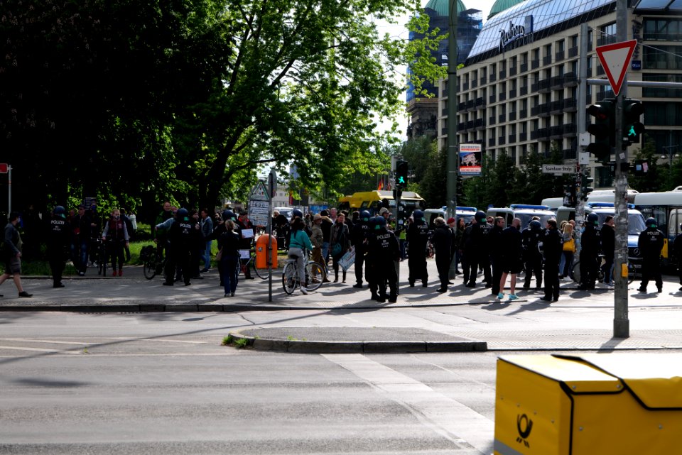 Conspiracy theorists at Spandauer Straße Berlin 2020-05-16 22