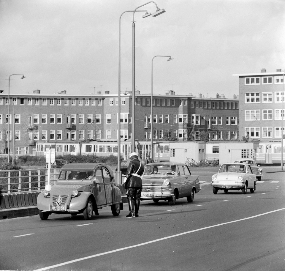 Controle op uitvalswegen van Amsterdam door politie betreffende hondsdolheid. Op, Bestanddeelnr 914-4520