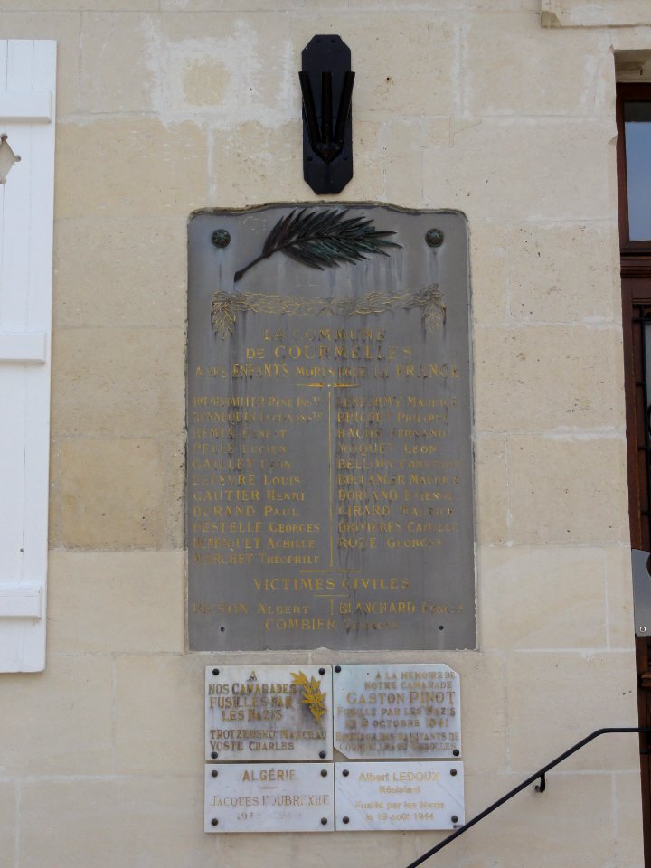 Courmelles (Aisne) plaques monument aux morts et mémorials de guerre sur la mairie
