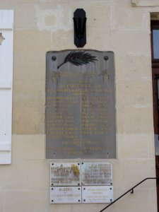 Courmelles (Aisne) plaques monument aux morts et mémorials de guerre sur la mairie