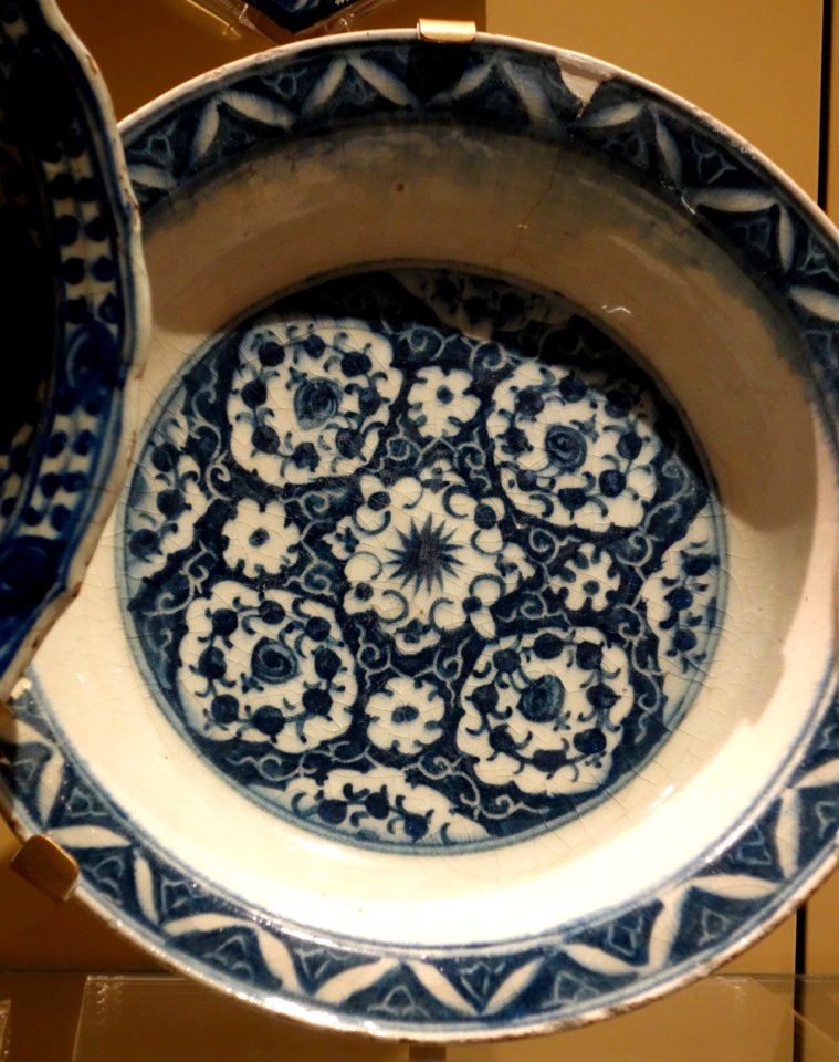 Dish with medallion design, Iran, Tabriz, late 16th century, underglaze-painted stonepaste - Royal Ontario Museum - DSC04787