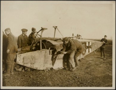 Dismantling a Boch plane brought down by us., Bestanddeelnr 158-2031