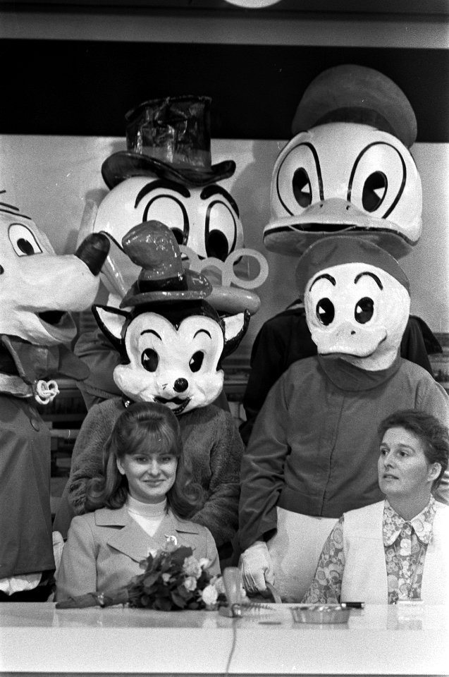 Disneyland-ambassador Cathy Birk arriveert met enige Disneydieren op Schiphol, Bestanddeelnr 923-6738
