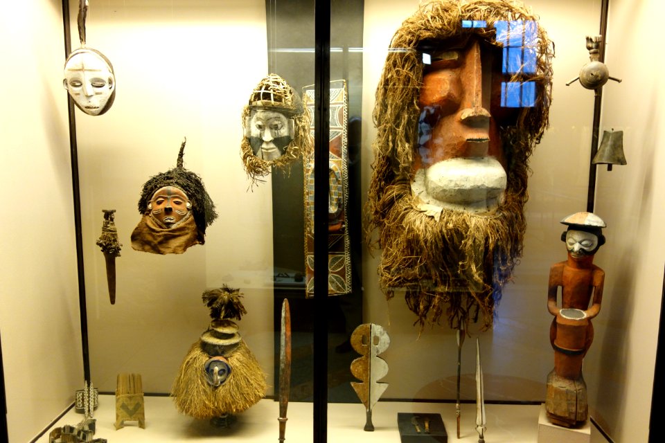 Display of unidentified objects - Royal Museum for Central Africa - DSC06903
