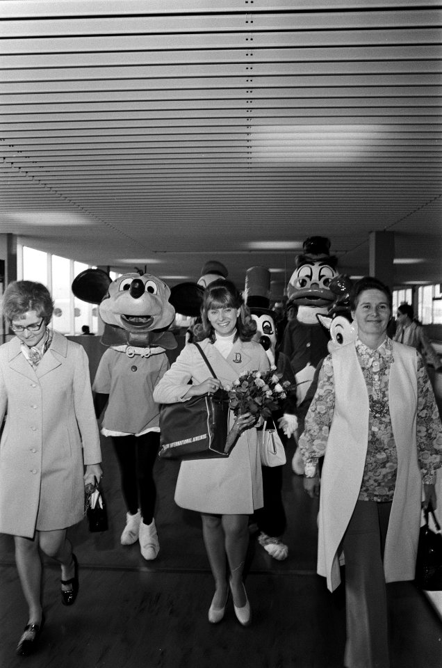 Disneyland-ambassador Cathy Birk arriveert met enige Disneydieren op Schiphol, Bestanddeelnr 923-6739