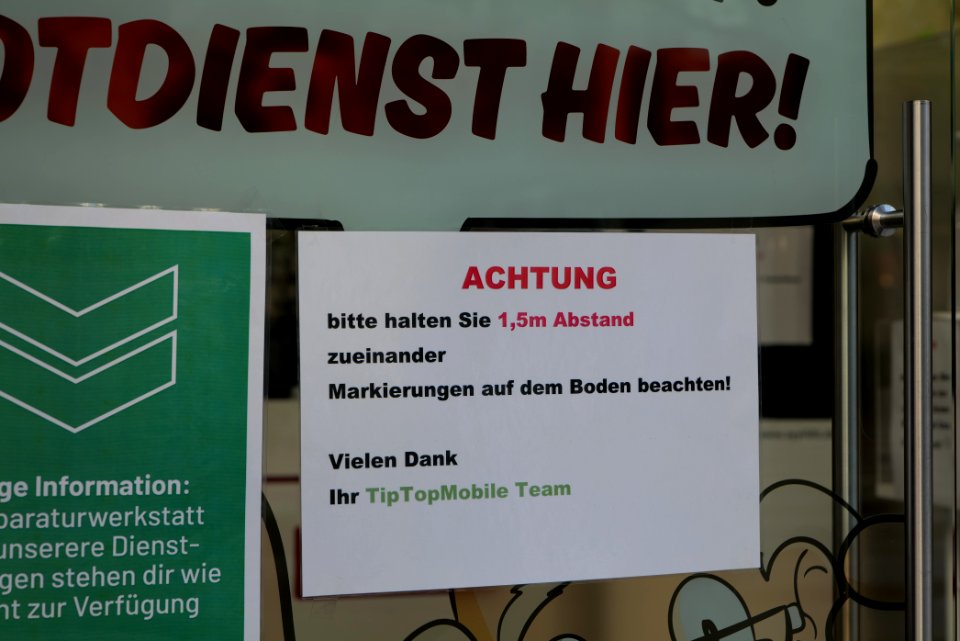 Distance information sign at shop Nordwestzentrum Frankfurt am Main 2020-03-19