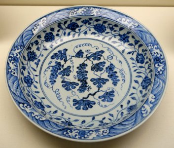 Dish with grapevine design, China, Ming dynasty, early 15th century, underglaze blue porcelain - Ethnological Museum, Berlin - DSC02008