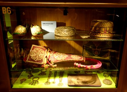 Display case, unidentified objects - Etnografiska museet - Stockholm, Sweden - DSC00861