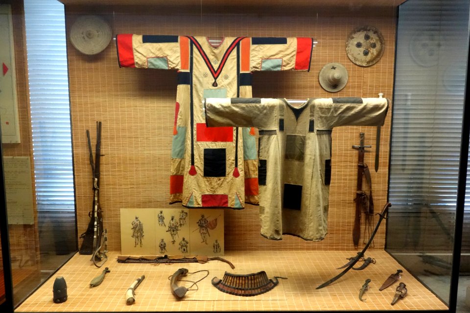 Display of unidentified contents - Royal Museum for Central Africa - DSC06706