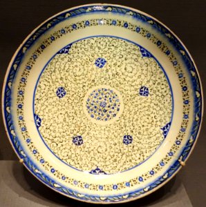 Dish with tughra-illuminator design, Turkey, Iznik, Ottoman period, c. 1540-1550 AD, stonepaste, underglaze paint, 41.45 - Metropolitan Museum of Art - New York City - DSC07300
