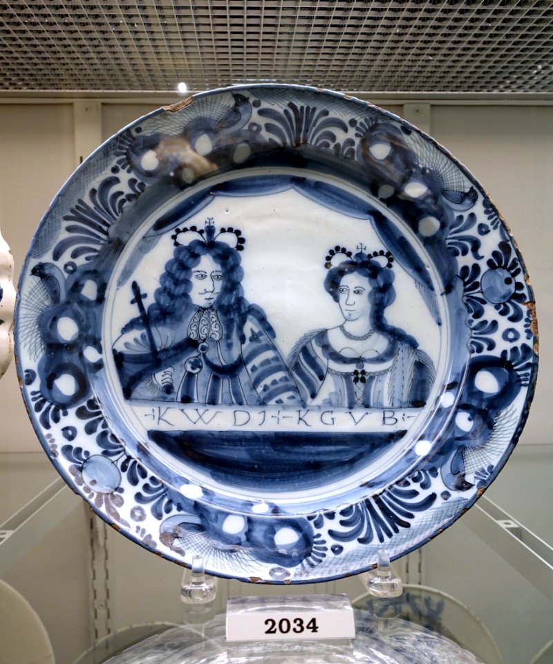 Dish with William and Mary, Holland, 1689-1694, tin-glazed earthenware, HD 2034 - Flynt Center of Early New England Life - Deerfield, Massachusetts - DSC04367