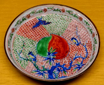 Dish with peach and birds design, China, Jingdezhen ware, Ming dynasty, 1600s AD, ceramic with overglaze enamel - Tokyo National Museum - Tokyo, Japan - DSC09359