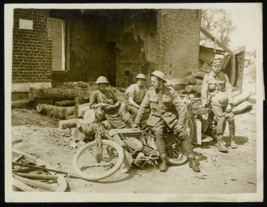 Dispatch Riders at the end of their journey (near the trenches) resting. Battle , Bestanddeelnr 158-1430