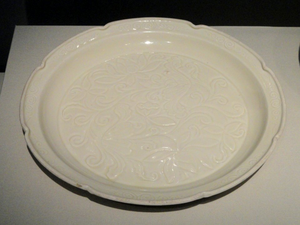 Dish with foliate rim and carved decoration, Ding ware, Hebei province, China, Jin dynasty, 12th century AD, porcelain with transparent ivory-toned glaze - Freer Gallery of Art - DSC05556