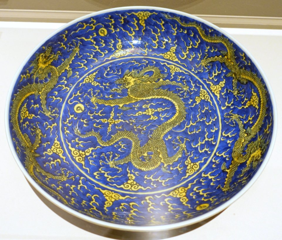 Dish with dragons and clouds, China, Imperial Porcelain Factory, Jingdezhen, Qing dynasty, Kangxi period, 1662-1722 AD, porcelain, enamel - Peabody Essex Museum - DSC07890