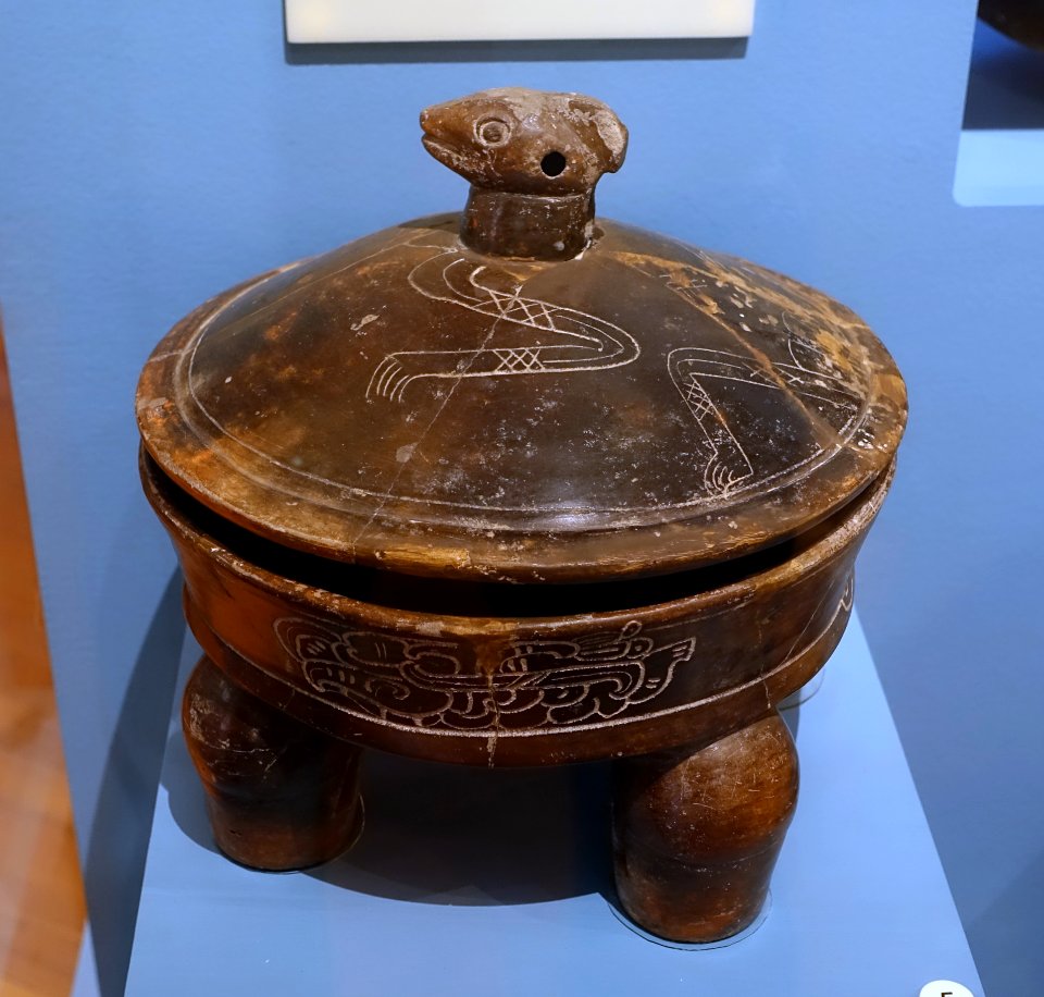 Dish with deer effigy, Maya, Guatemala, Holmul, Group II, Building B, Burial 16, Early Classic, 250-350 AD, ceramic - Meso-American collection - Peabody Museum, Harvard University - DSC05919