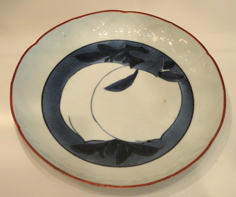 Dish with Double Peach Design, c. 1660-1670, Arita, hard-paste porcelain with underglaze cobalt blue - Gardiner Museum, Toronto - DSC00450