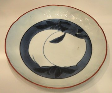 Dish with Double Peach Design, c. 1660-1670, Arita, hard-paste porcelain with underglaze cobalt blue - Gardiner Museum, Toronto - DSC00450