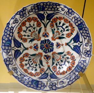 Dish with floral bouquets, Turkey, Iznik, c. 1575, underglaze-painted stonepaste - Royal Ontario Museum - DSC04739