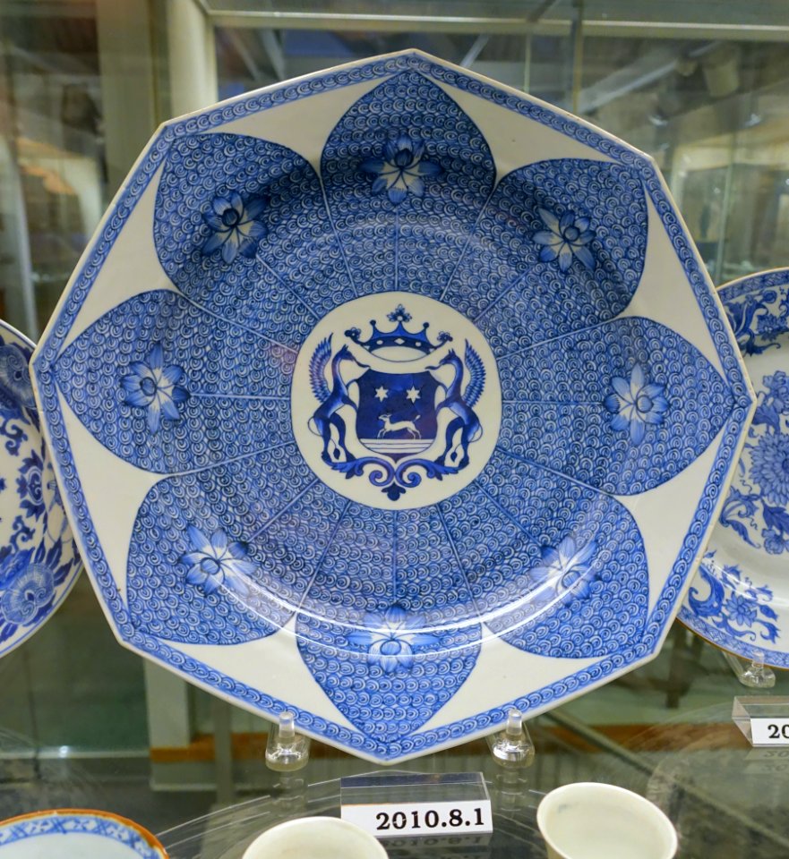 Dish with De Haze arms (Middleburg, Holland), China, Jingdezhen, 1738-1741, porcelain, underglaze cobalt enamel, HD 2010.8.1 - Flynt Center of Early New England Life - Deerfield, Massachusetts - DSC04832