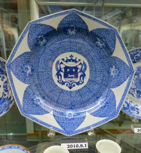 Dish with De Haze arms (Middleburg, Holland), China, Jingdezhen, 1738-1741, porcelain, underglaze cobalt enamel, HD 2010.8.1 - Flynt Center of Early New England Life - Deerfield, Massachusetts - DSC04832