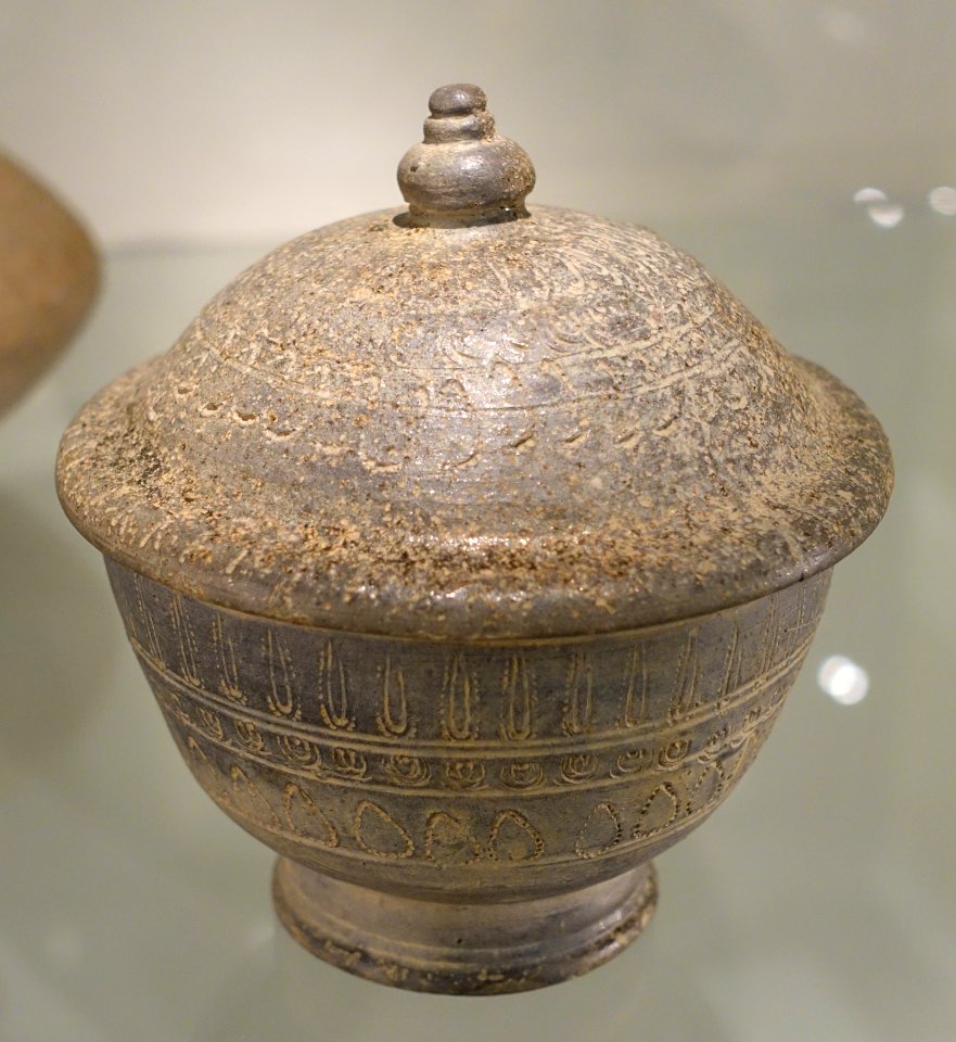 Dish with domed lid, Korea, Unified Silla, 8th century AD, stoneware with stamped ornamentation - Östasiatiska museet, Stockholm - DSC09403