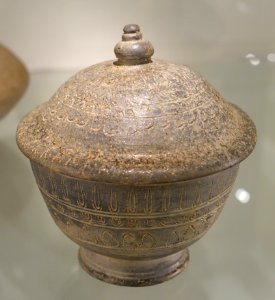 Dish with domed lid, Korea, Unified Silla, 8th century AD, stoneware with stamped ornamentation - Östasiatiska museet, Stockholm - DSC09403