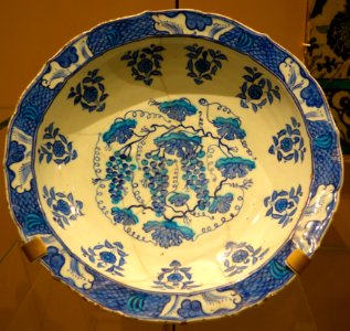 Dish with grapes, Turkey, Iznik, date unidentified - Royal Ontario Museum - DSC04742