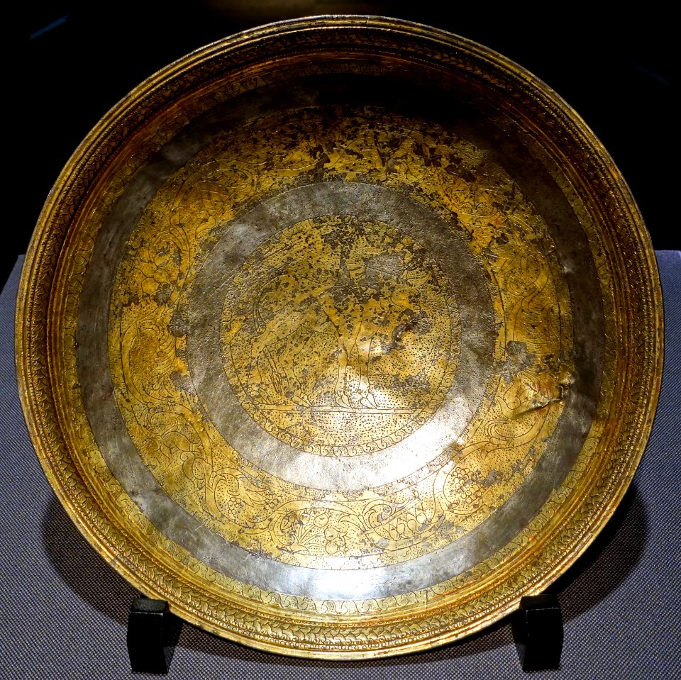 Dish with humped bull design, excavated in Iran, Late Hellenistic to Parthian period, 250-50 BC, partially gilt silver - Tokyo National Museum - Tokyo, Japan - DSC08572